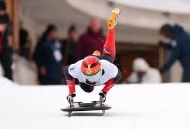 王哲林场下鼓掌叫好！李弘权假投真传助攻怀特塞德大猩猩暴扣